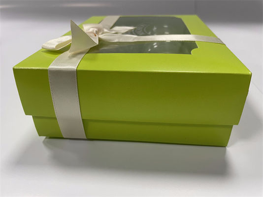 Зелёная коробка макарон с прозрачной крышкой